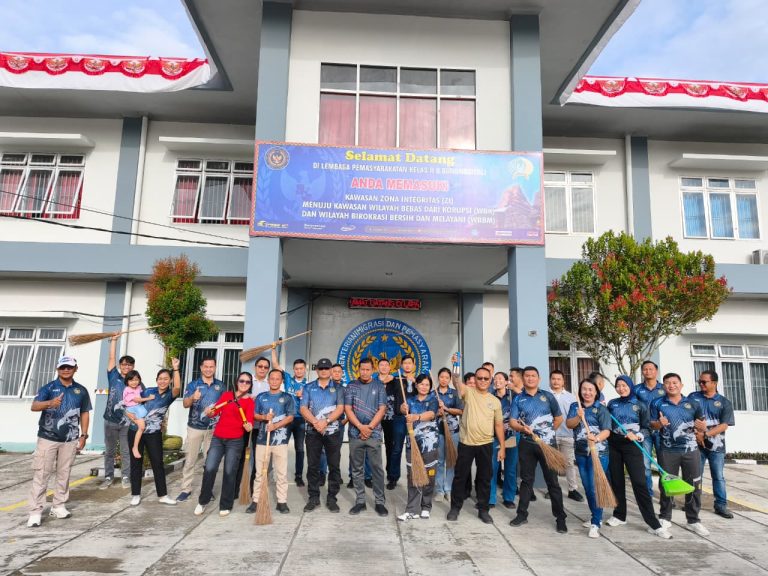 Sambut HUT Ke-81 Kemerdekaan RI, Pegawai Lapas Gunungsitoli Kompak Bersihkan Lingkungan Kantor