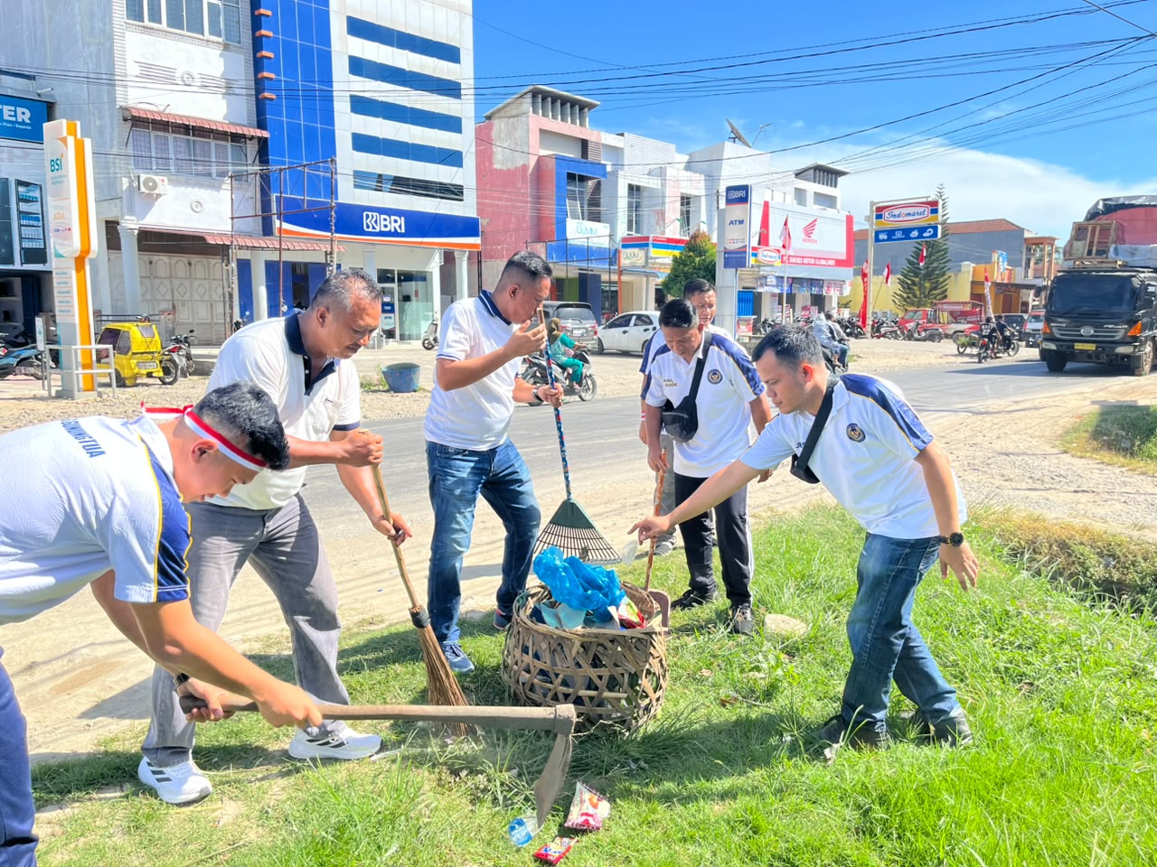 Semangat Kemerdekaan, Lapas Gunungtua Gelar Kerja Bakti Bersihkan Lingkungan Kantor