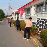 Perkokoh Kebersamaan, Petugas dan Magang Kemnaker Lapas Muara Teweh Pacu Keasrian Kantor