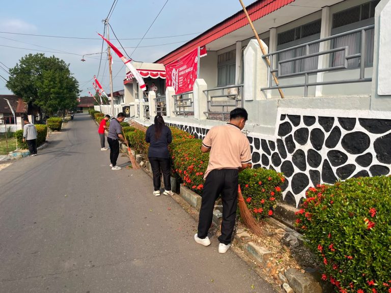 Perkokoh Kebersamaan, Petugas dan Magang Kemnaker Lapas Muara Teweh Pacu Keasrian Kantor