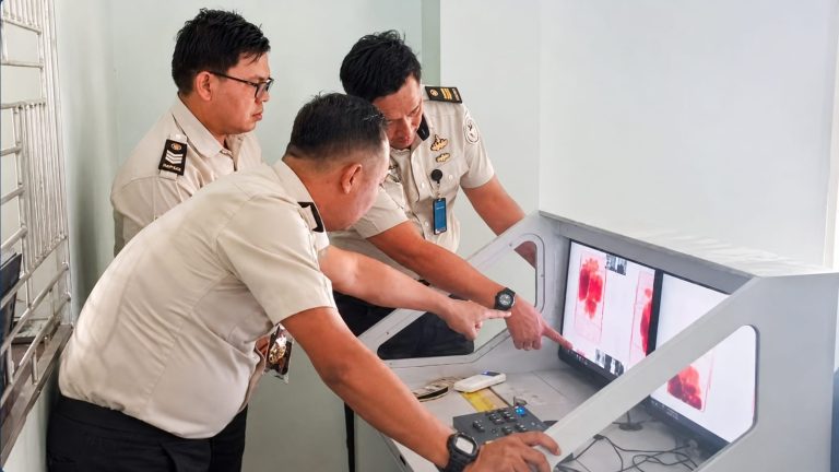 Kalapas Padangsidimpuan Tinjau Pengoperasian Mesin X-Ray di Area Layanan Kunjungan