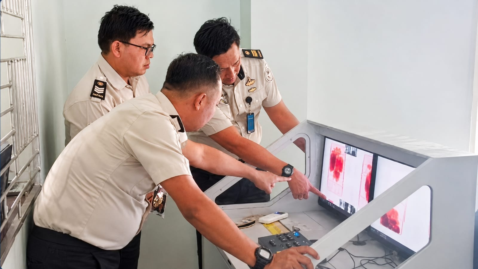 Kalapas Padangsidimpuan Tinjau Pengoperasian Mesin X-Ray di Area Layanan Kunjungan