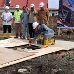 Kepala Bakamla RI Letakan Batu Pertama Pembangunan SPKKL Bernilai Rp34 Miliar Sekaligus Bagikan Sembako di Nisel