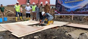 Kepala Bakamla RI Letakan Batu Pertama Pembangunan SPKKL Bernilai Rp34 Miliar Sekaligus Bagikan Sembako di Nisel