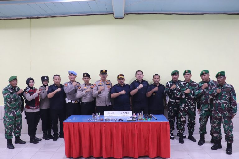 Perkuat Sinergi Bersama TNI-Polri, Lapas Rantauprapat Gelar Razia Gabungan Insidental dan Tes Urine WBP