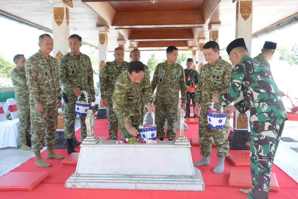 Pangdam IV/Diponegoro Dampingi Panglima TNI Ziarah ke Makam Jenderal Sudirman
