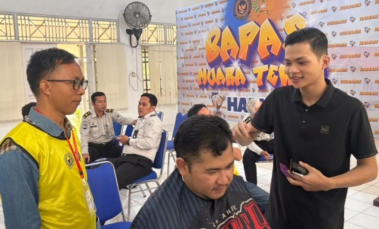 Bapas Muara Teweh Bekali Klien Keterampilan Potong Rambut