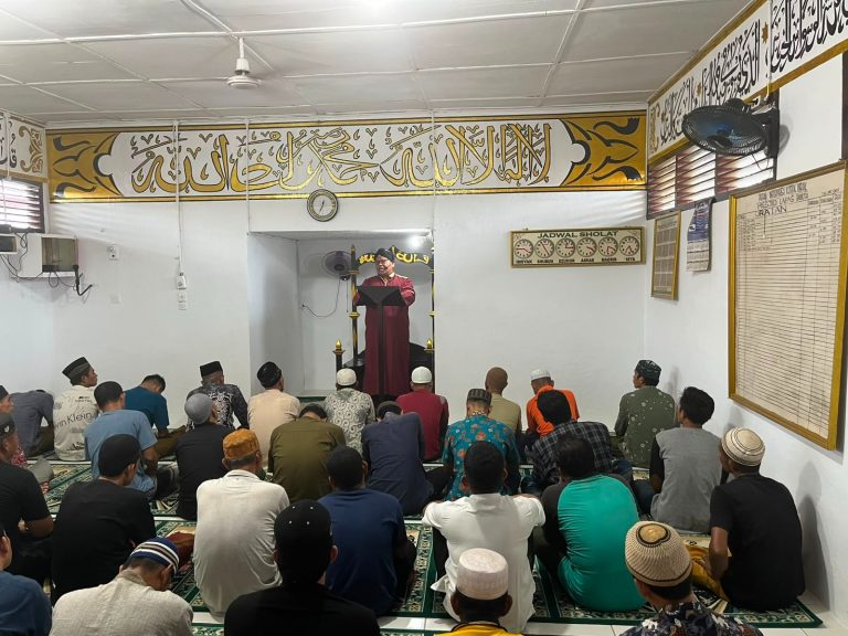 Petugas dan Warga Binaan Lapas Gunungtua Laksanakan Sholat Jumat Berjamaah