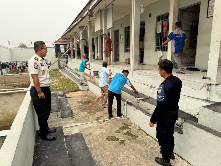 WBP Lapas Muara Teweh Gotong Royong Bersihkan Blok Hunian