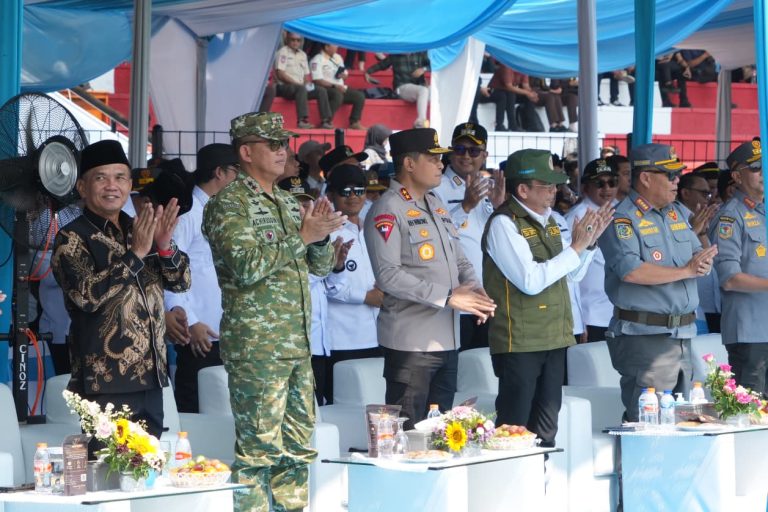 Pangdam IV/Diponegoro Hadiri Apel Akbar 6.000 Satlinmas se-Jawa Tengah