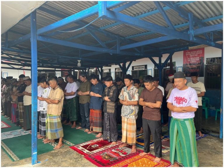 Petugas dan WBP Lapas Gunungtua Khusyuk Sholat Jumat Berjamaah