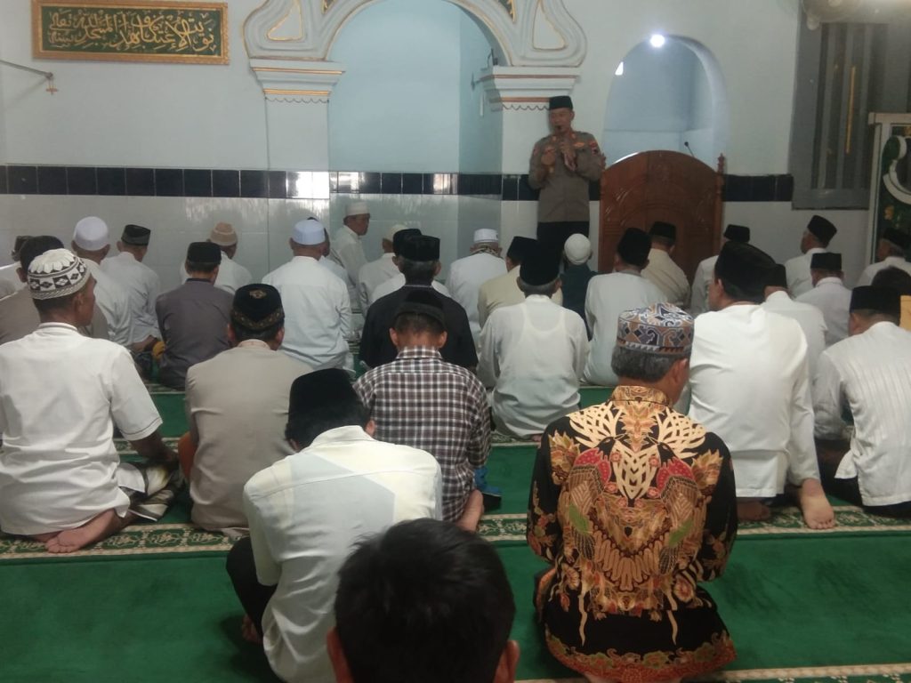 Polres Semarang Bangun Komunikasi dengan Warga Lewat Salat Berjamaah