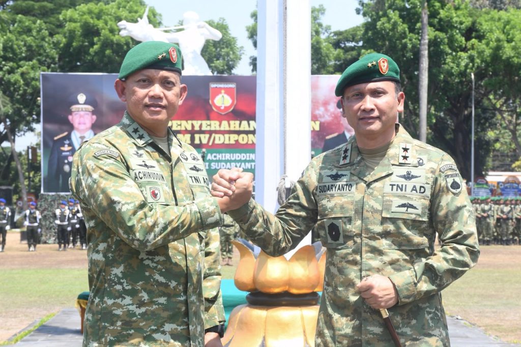 Mayjen Sudaryanto Terima Estafet Kepemimpinan Kodam IV/Diponegoro dari Mayjen Achiruddin