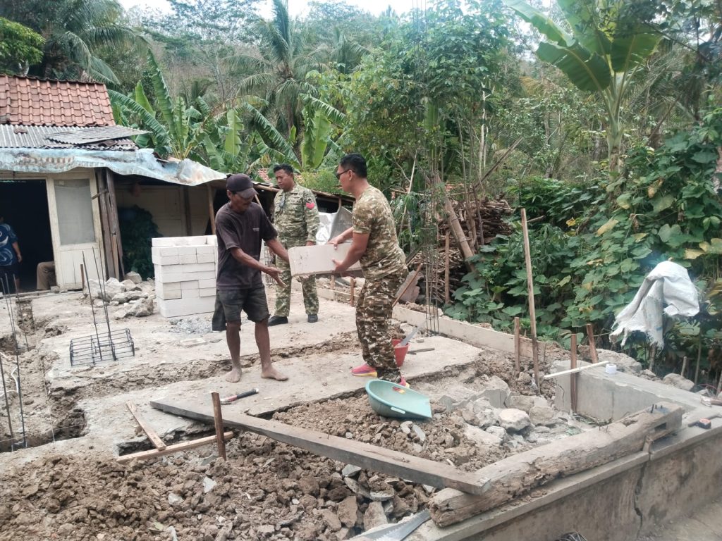 Koramil Sempor Bantu Bedah Rumah Tidak Layak Huni Milik Warga Donorojo Kebumen