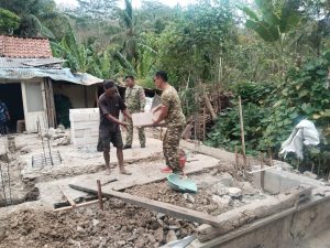 Koramil Sempor Bantu Bedah Rumah Tidak Layak Huni Milik Warga Donorojo Kebumen
