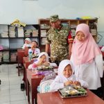 TNI Dampingi Distribusi Makan Bergizi Gratis bagi Siswa SD di Buayan, Kebumen