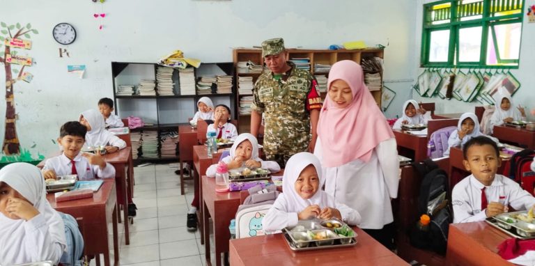 TNI Dampingi Distribusi Makan Bergizi Gratis bagi Siswa SD di Buayan, Kebumen