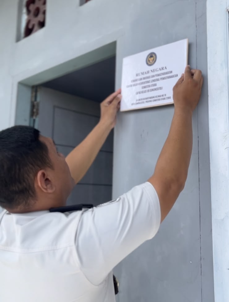 Lapas Gunungsitoli Pasang Plank Rumah Negara, Wujud Tertib Administrasi Aset Negara