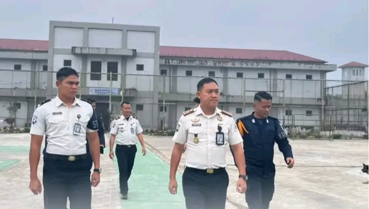 Pastikan Keamanan dan Ketertiban, Karutan Lakukan Kontrol Keliling Rutan Humbahas