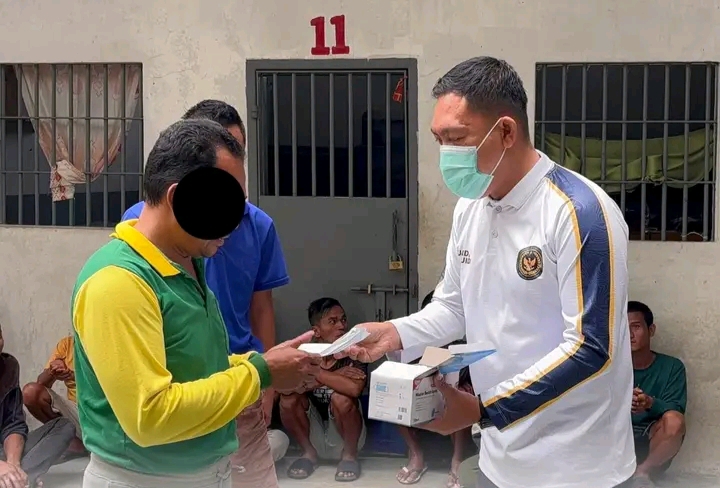 Antisipasi Kabut Asap, Rutan Humbahas Bagikan Masker dan Vitamin bagi Warga Binaan