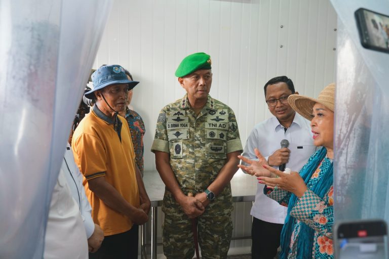 Titiek Soeharto dan Pangdam Mataram Salurkan Bantuan untuk Nelayan Poncosari Bantul