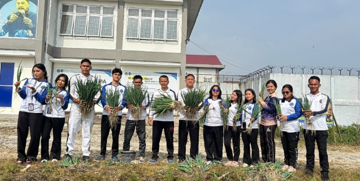 Rutan Humbang Hasundutan Panen Daun Bawang, Perkuat Kemandirian Warga Binaan