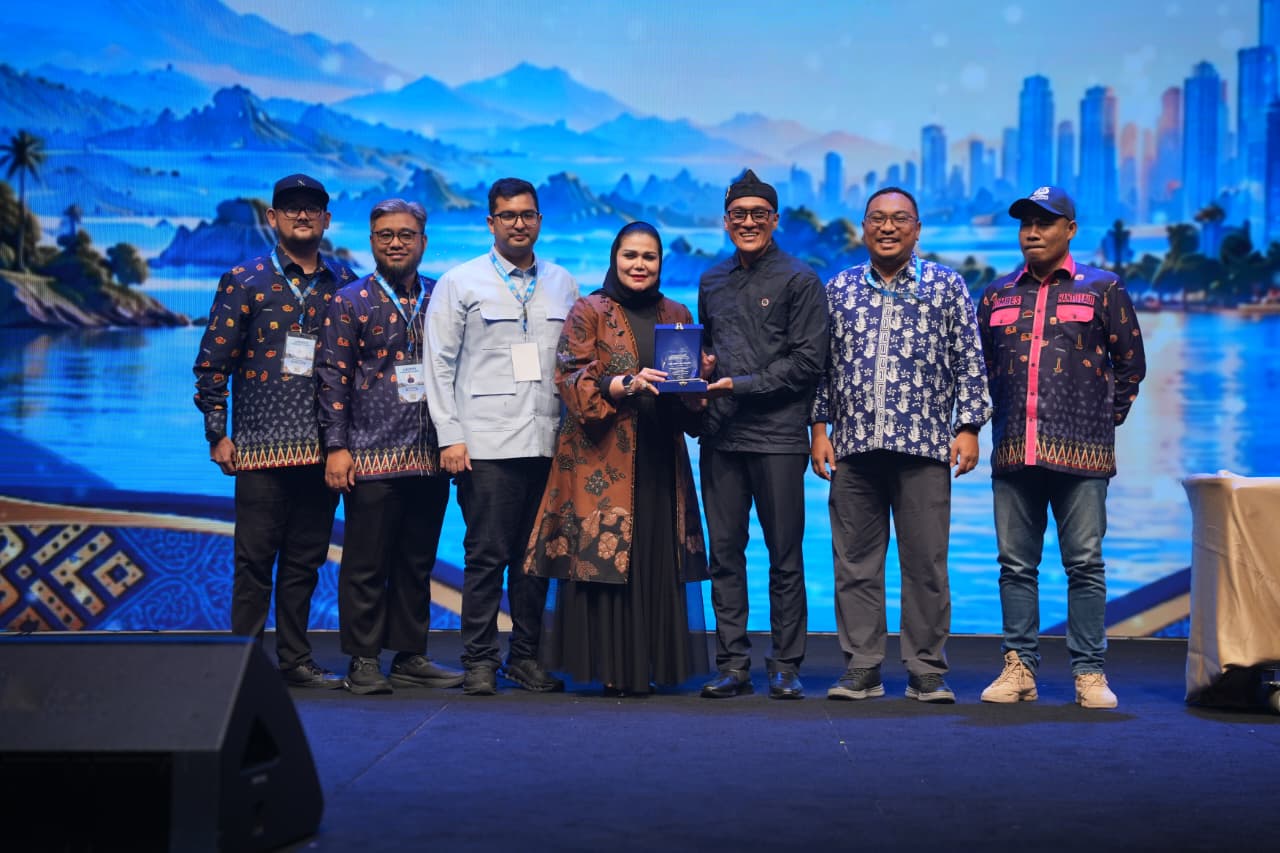 https://bintasara.com/Uchy Hardiman Raih Penghargaan Perempuan Tangguh
